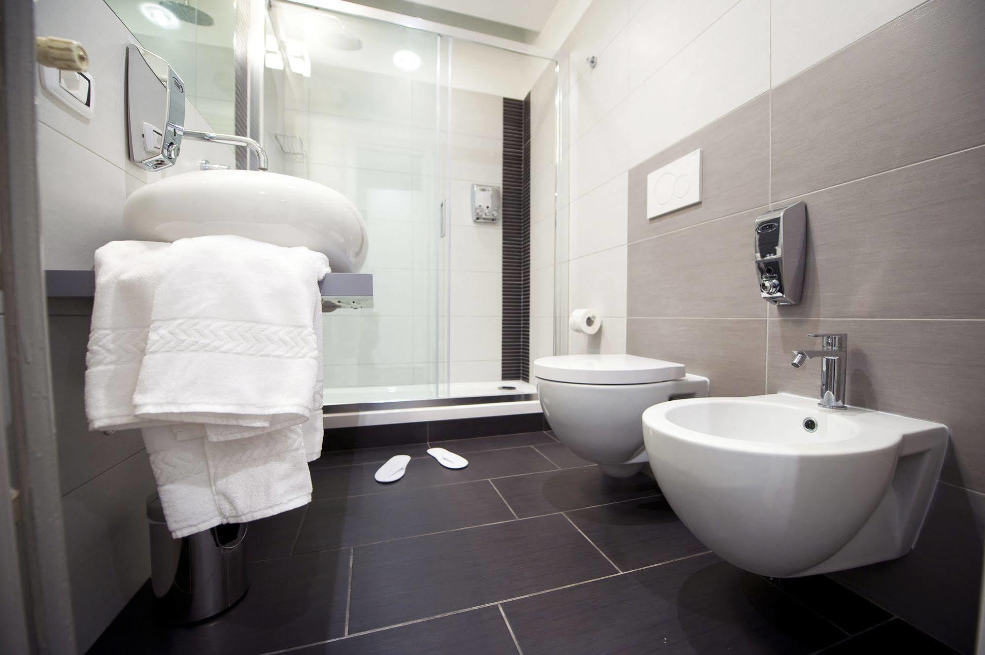 Grey&White Hotel Rome Bagian luar foto
