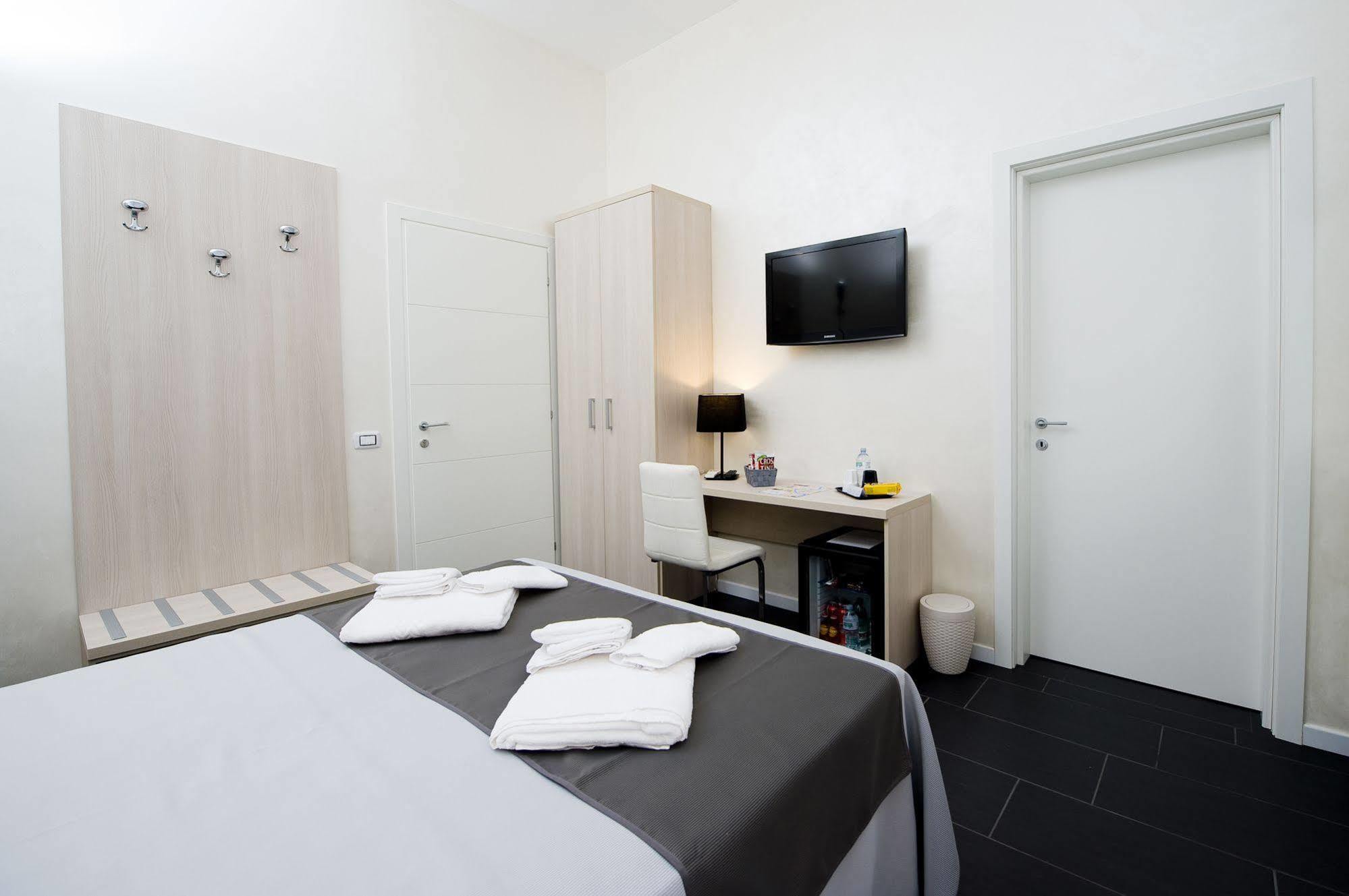 Grey&White Hotel Rome Bagian luar foto